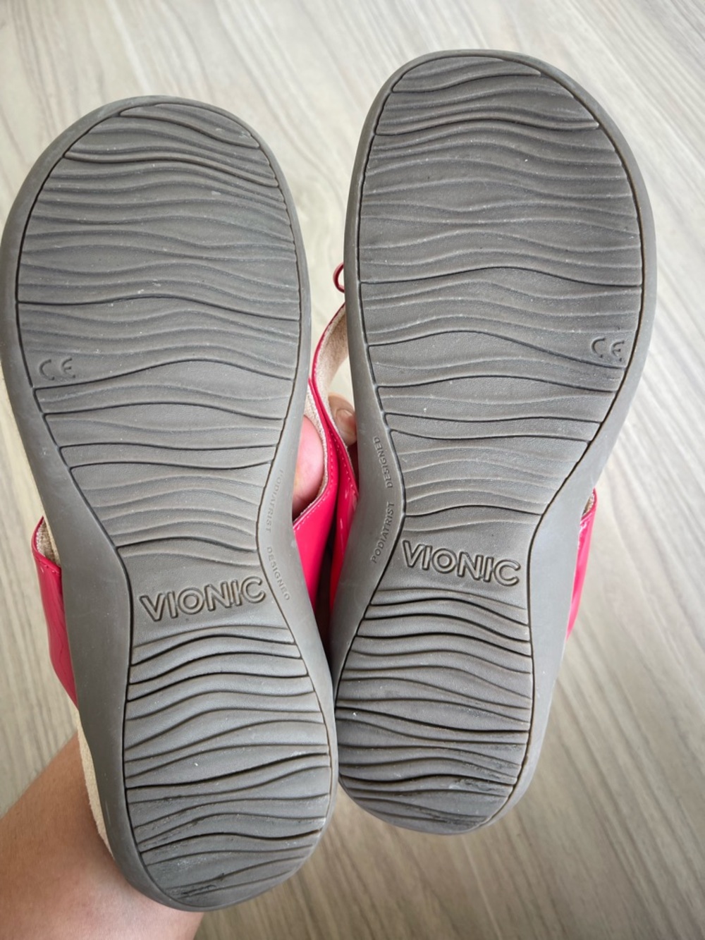Vionic Women's red Patent Bow Thong Sandals - Picture 7 of 12